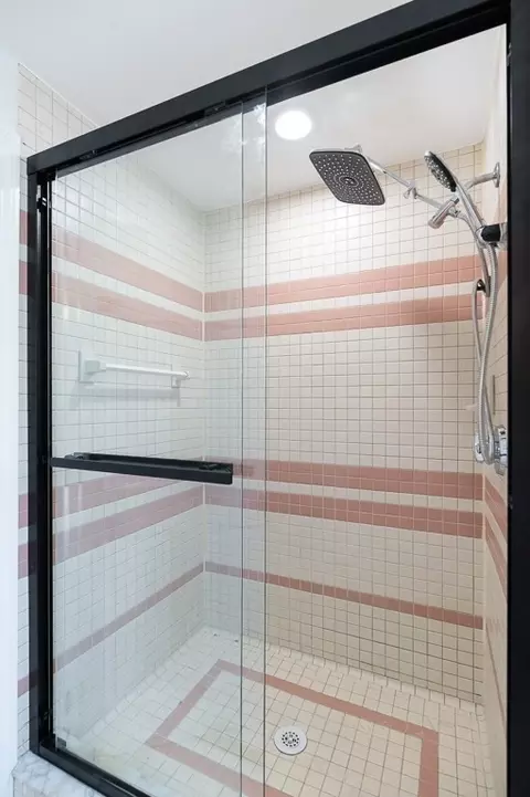 Bath - 40 Sagamore St, Hamilton, MA 01982 photo 1 of 4