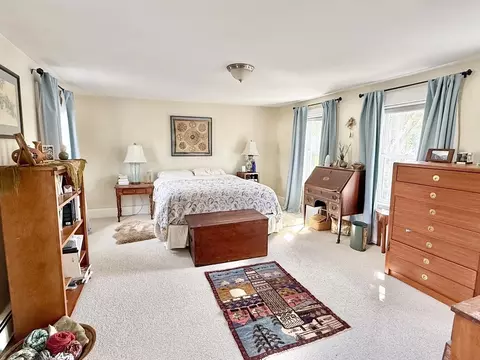 Bedroom - 27 Holyoke St, Easthampton, MA 01027 photo 4 of 6