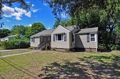1036 Middleboro Ave, Taunton, MA 02718