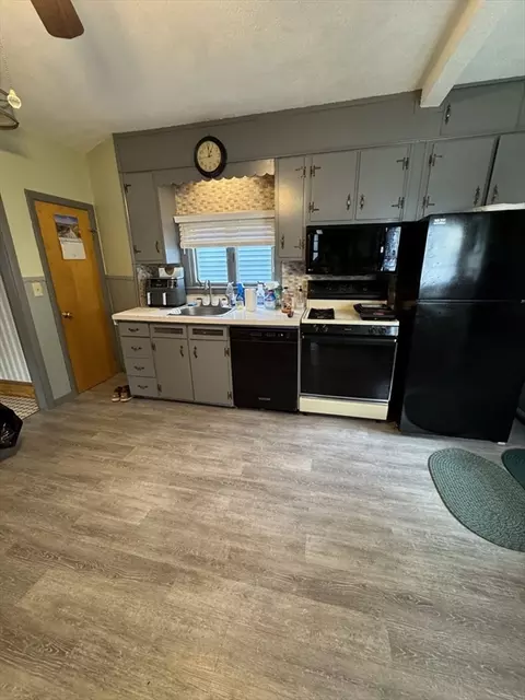 Kitchen - 2 Rosedale Ave, Everett, MA 02149 photo 3 of 3