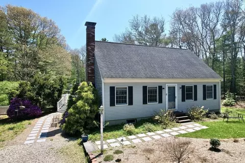 8 Ruth Ter, Falmouth, MA 02536