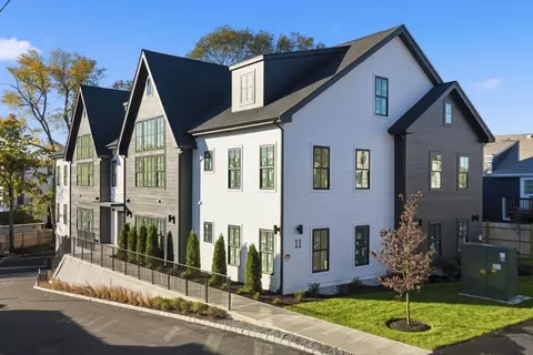 11 Boynton St #202, Swampscott, MA 01907