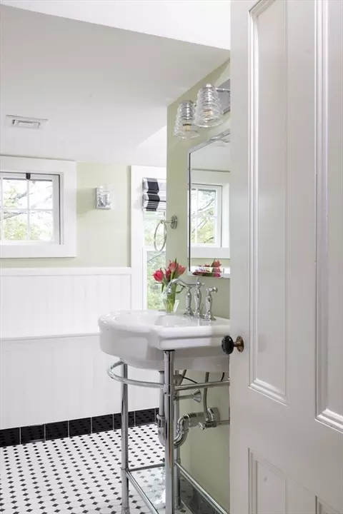 Bath - 50 Sumner Rd, Brookline, MA 02445 photo 4 of 5