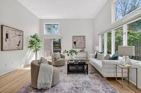 8 Heathwood Ln #8, Chestnut Hill, MA 02467