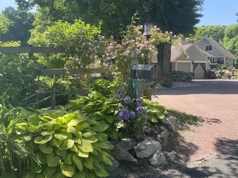 95 Mountain Rd, Hampden, MA 01036