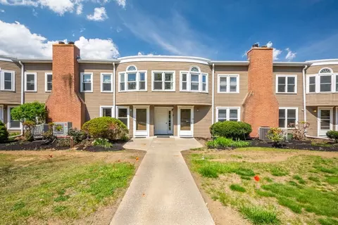 75 Page Rd #16, Bedford, MA 01730