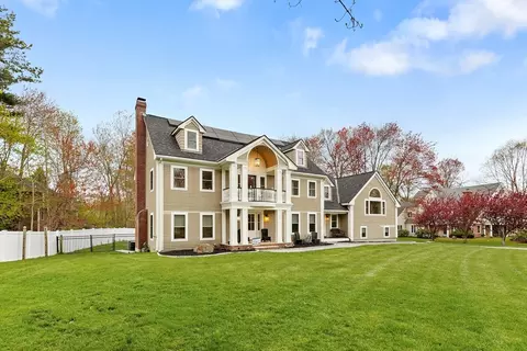 4 Fairway Dr, Andover, MA 01810
