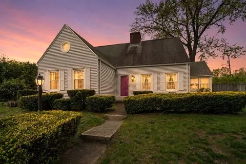39 Pleasant St, Holyoke, MA 01040