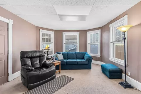 Living - 18 Wendell Pl, Springfield, MA 01105 photo 2 of 4