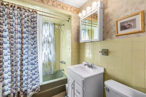 Bath - 18 Wendell Pl, Springfield, MA 01105 photo 1 of 6