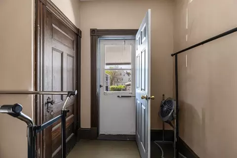 Entry Way - 18 Wendell Pl, Springfield, MA 01105 photo 2 of 3