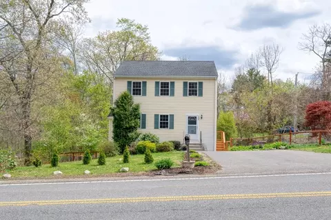 289 Weymouth St, Holbrook, MA 02343