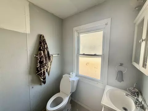 Bath - 27 Loring St, Springfield, MA 01105 photo 3 of 5