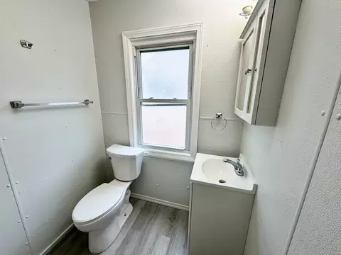 Bath - 27 Loring St, Springfield, MA 01105 photo 1 of 5