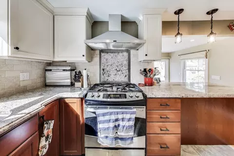22 Irving St, Reading, MA 01867 photo 9