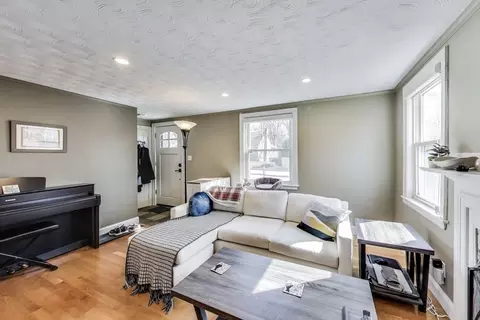 22 Irving St, Reading, MA 01867 photo 4