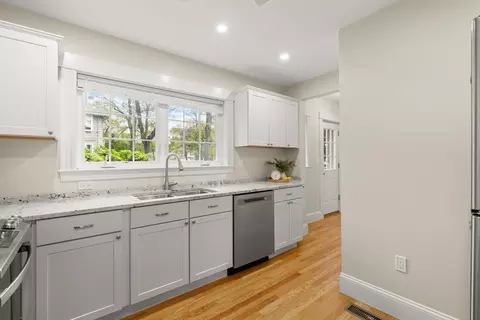 Entry Way - 106 Central St, Hingham, MA 02043 photo 5 of 6