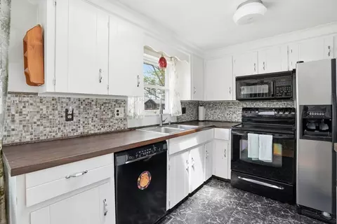 Kitchen - 94 Edgewater Dr, Wareham, MA 02571 photo 2 of 4