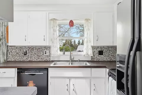 Kitchen - 94 Edgewater Dr, Wareham, MA 02571 photo 3 of 4