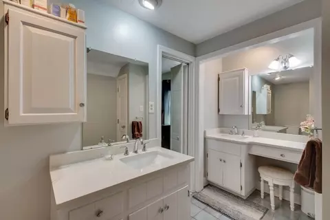 Bath - 35 Blueberry Ln, Reading, MA 01867 photo 2 of 4