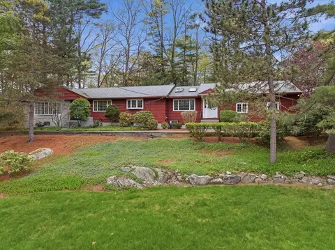 32 Hayden Ln, Bedford, MA 01730