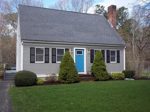 51 Old Schoolhouse Rd, Plymouth, MA 02360