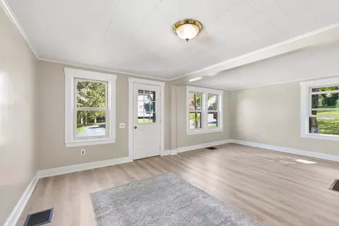 Living - 123 Wilson Ave, Athol, MA 01331 photo 2 of 4