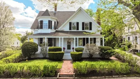 18 Cottage St, Hingham, MA 02043