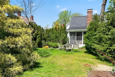 Exterior - 18 Cottage St, Hingham, MA 02043 photo 7 of 10