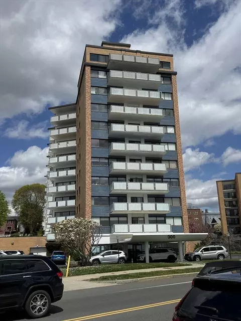 300 Lynn Shore Dr #207, Lynn, MA 01902