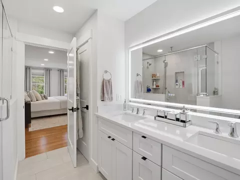 Bath - 1 Smith Rd, Sutton, MA 01590 photo 2 of 4