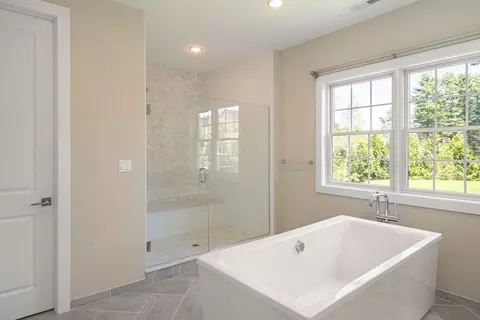 Bath - 9 Schaffner Ln, Dover, MA 02030 photo 3 of 4