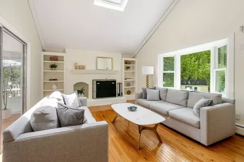 Living - 5 Blackhorse Ln, Hingham, MA 02043 photo 2 of 3