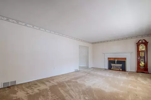 Living - 25 Windward Rd, Lowell, MA 01852 photo 2 of 4