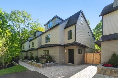 956 Walnut St #3, Newton, MA 02461