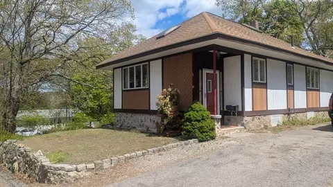 22 Vernon St, Hyde Park, MA 02136