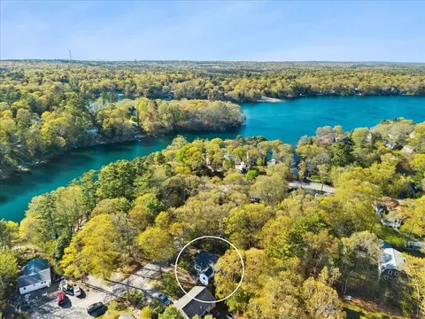 218 Lake Shr, Falmouth, MA 02536
