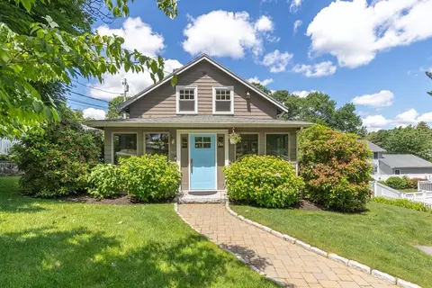 2 Parkwood Rd, Lynnfield, MA 01940