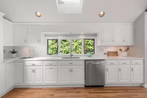 Kitchen - 26 Driftwood Cir, Mashpee, MA 02649 photo 3 of 4