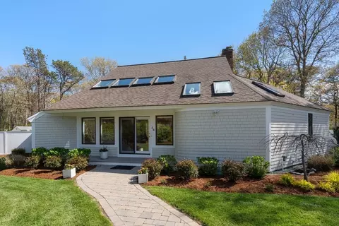 26 Driftwood Cir, Mashpee, MA 02649