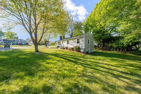 20 Meadowbrook Dr, Easthampton, MA 01027