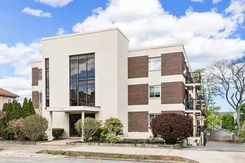 245 Lafayette St #3G, Salem, MA 01970