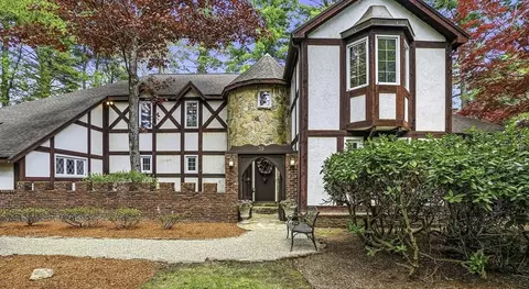 39 School St, Hopkinton, MA 01748