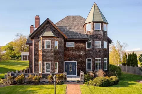 4 Harborview Rd, Hull, MA 02045