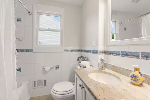 Bath - 7 King St, Reading, MA 01867 photo 1 of 1