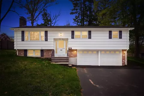 28 Mayflower Cir, Leicester, MA 01524
