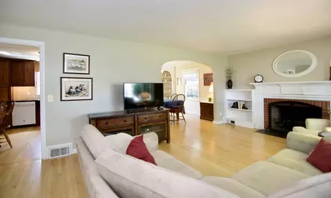 Living - 129 Chalmers St, Springfield, MA 01118 photo 2 of 4