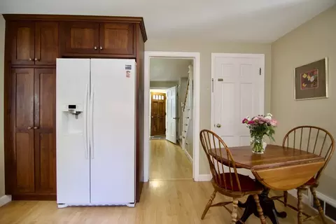 Entry Way - 129 Chalmers St, Springfield, MA 01118 photo 2 of 5