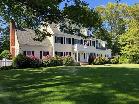 5 Knights Ln, Newburyport, MA 01950