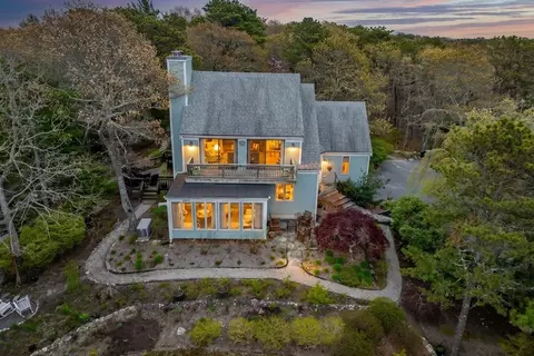 87 Rockledge Dr, Falmouth, MA 02556